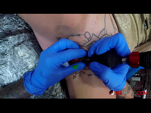 ❤️ Sully Savage mai tsananin jarfa ta yi tattoo a kan kwarin ta ❌ Batsa na Gida ﹏